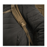 Henkilö mustassa takissa kantaa M-Tac reppu Large Elite Hex Gen. IV säädettävillä remmeillä ja ergonomisella muotoilulla.