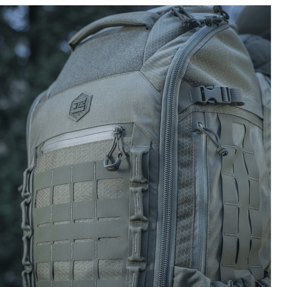 M-Tac reppu Large Elite Hex Gen. IV lähikuvassa luonnossa, näyttää Cordura-materiaalit ja toiminnallisen muotoilun.
