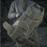 M-Tac reppu Large Elite Hex Gen. IV tukevasta Cordura-materiaalista, ergonominen muotoilu, esillä ulkoilmassa, kantajana henkilö.
