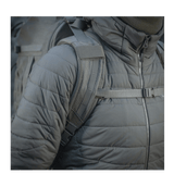 Henkilö käyttää M-Tac reppu Large Elite Hex Gen. IV ergonomisella muotoilulla ja kestävästä materiaalista.