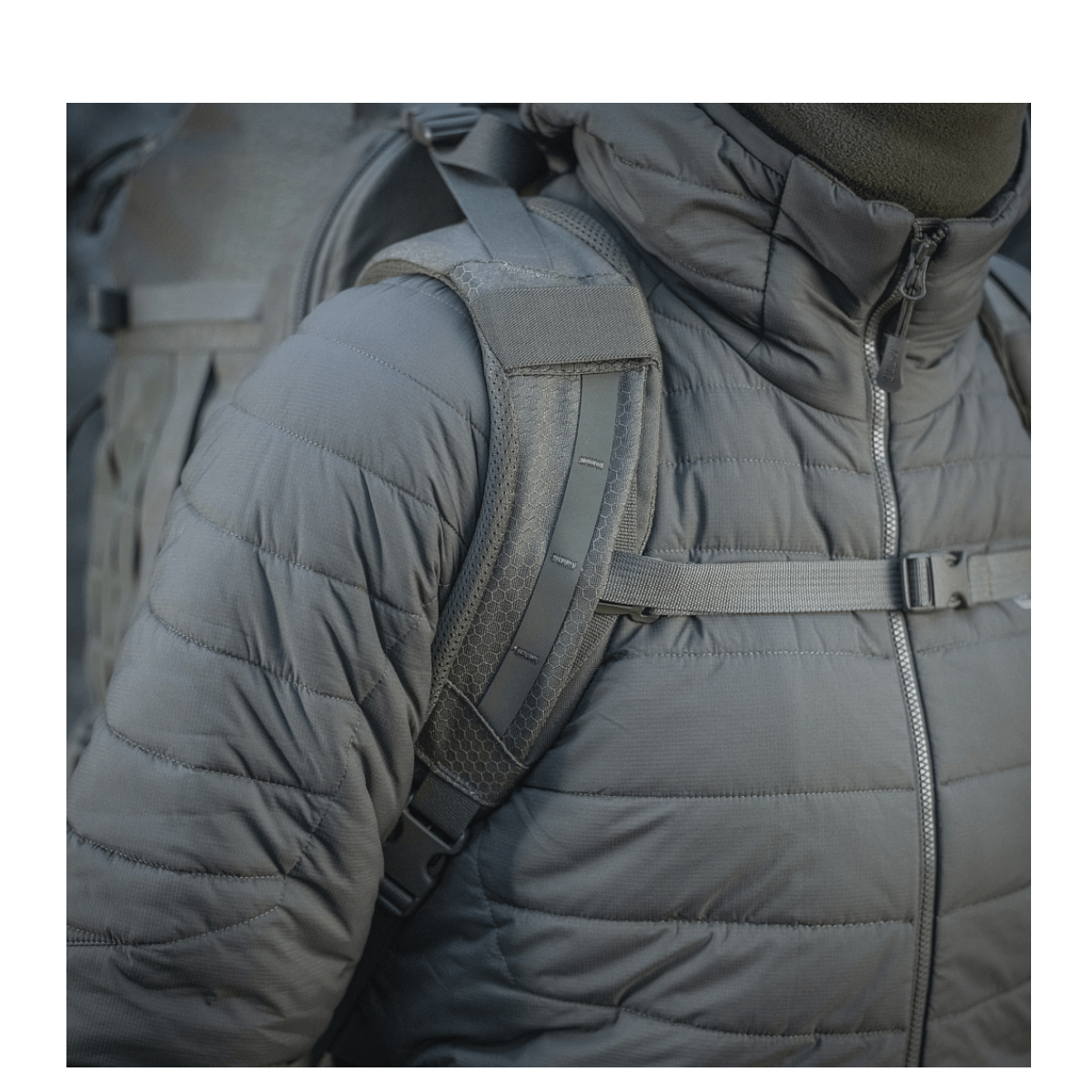 Henkilö käyttää M-Tac reppu Large Elite Hex Gen. IV ergonomisella muotoilulla ja kestävästä materiaalista.