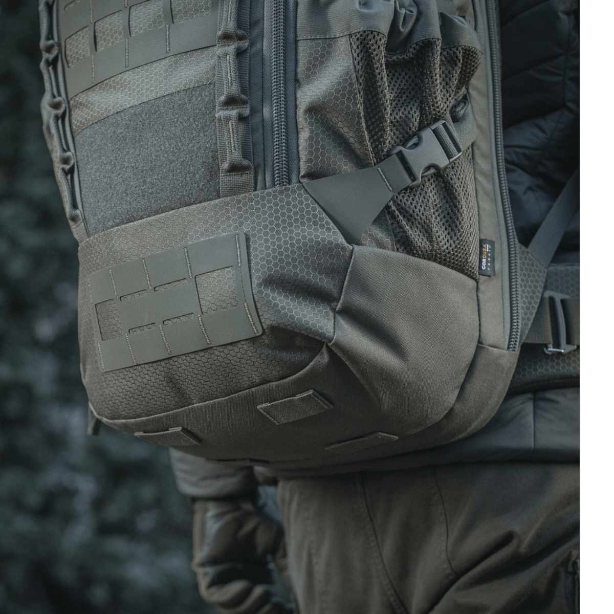 M-Tac reppu Large Elite Hex Gen. IV kestävästä Cordura-materiaalista, ihanteellinen aseiden ja ulkoiluvälineiden säilytykseen.