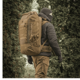 Henkilö käyttää M-Tac reppu Large Elite Hex Gen. IV luonnossa, suunniteltu kestävyyteen ja toimivuuteen.