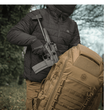M-Tac reppu Large Elite Hex Gen. IV maastossa taktisen sulun kanssa, suunniteltu kantamaan erillisiä aseita, tehty Cordurasta.