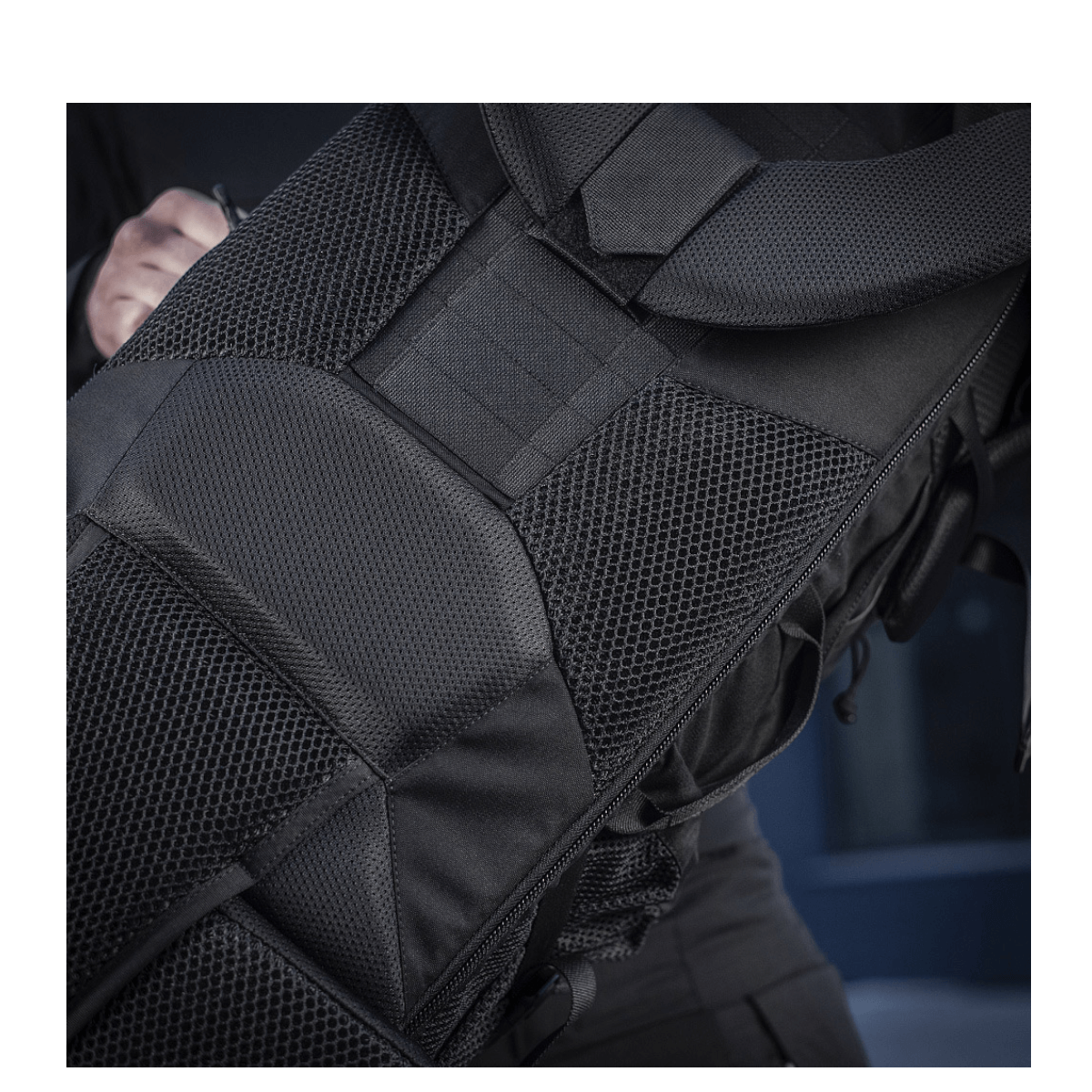 M-Tac Rygsæk Large Elite Hex Gen. IV kestävästä Cordurasta, ergonomisesti suunniteltu aseiden säilytykseen. Näytetty läheltä etu- ja sivupaneeleja.