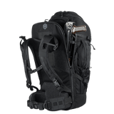 M-Tac Rygsæk Large Elite Hex Gen. IV mustana, näyttää aseiden kantotoiminnon ja tukevan Cordura-materiaalin. Sopii ulkoiluseikkailuihin.