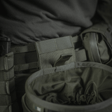 M‑Tac Magasinsæk Dump Pouch Lite Elite kiinnitetty vyöhön, korostaa quick-pull-sulkua ja kestävää Cordura 500D -materiaalia.