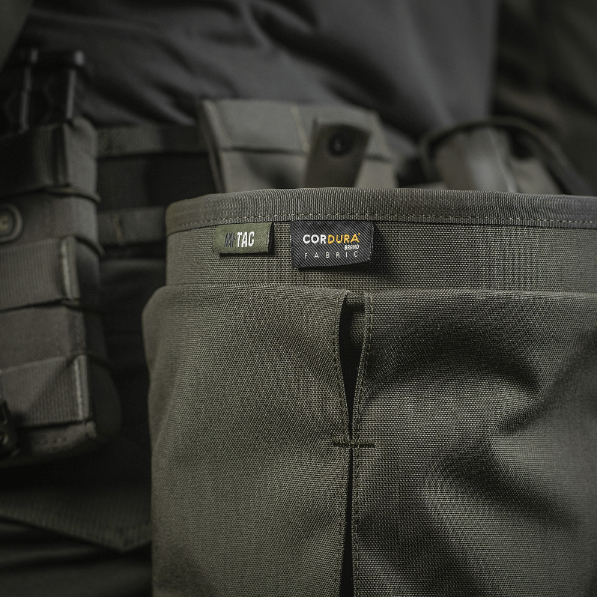 M-Tac Magasinsæk Dump Pouch Lite Elite asennossa, Cordura 500D -materiaali ja quick-pull-suljin.