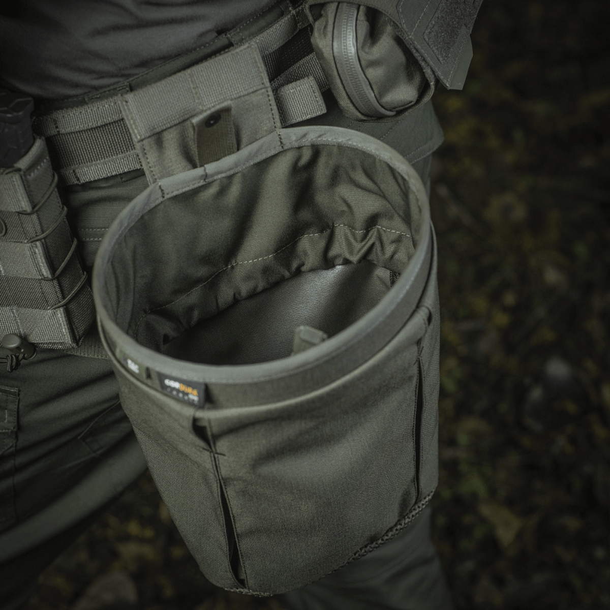 M‑Tac Magasinsæk Dump Pouch Lite Elite kiinnitettynä vyöhön, valmistettu kestävästä Cordura 500D:stä, quick-pull-suljin ja rei'itys.