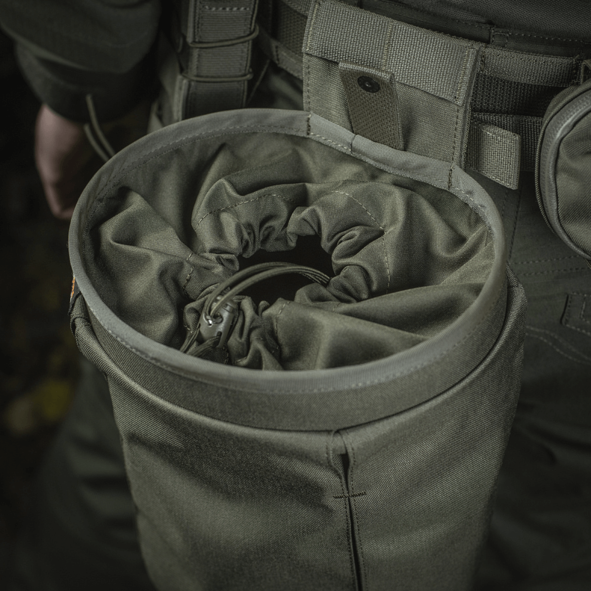 M‑Tac Magasinsæk Dump Pouch Lite Elite kiinnitettynä vyöhön, näyttää kestävän Cordura 500D:n ja quick-pull-sulkimet.