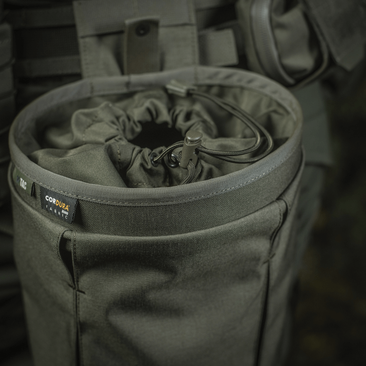 M‑Tac Magasinsæk Dump Pouch Lite Elite kestävästä Cordura 500D:stä, quick-pull-suljin ja MOLLE-yhteensopivuus. Käytännöllinen ja kestävä muotoilu.