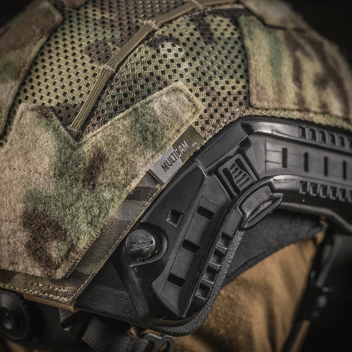 M‑Tac Hjelmcover Shroud Elite MULTICAMissa, suunniteltu TOR-D-kypärille, Cordura 500D -materiaalit ja Velcro-paneelit tunnisteille ja merkeille.
