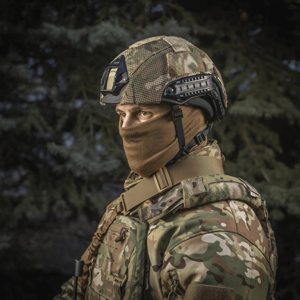 M‑Tac Hjelmcover Shroud Elite MULTICAMissa, asennettuna TOR-D-kypärään, suunniteltu naamiointiin ja suojaukseen Velcro-paneeleilla.