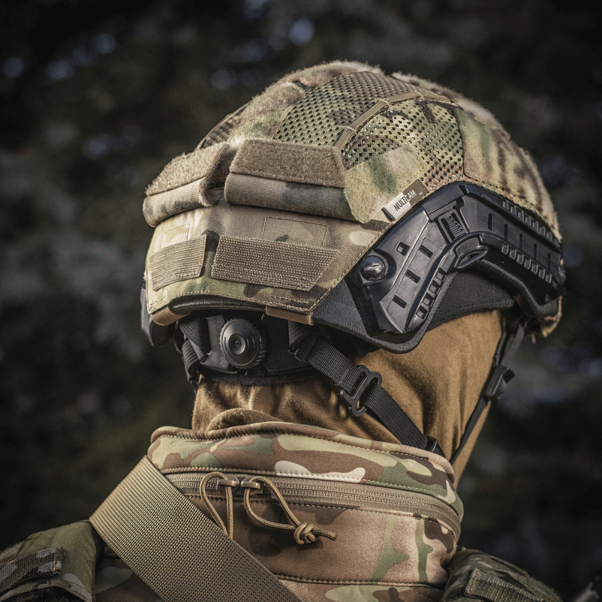 M‑Tac Hjelmcover Shroud Elite TOR-D-kypärällä MULTICAM-camossa, kestävyysrakenteella Cordura 500D:llä ja meshillä, Velcro-paneelit ja remmit.
