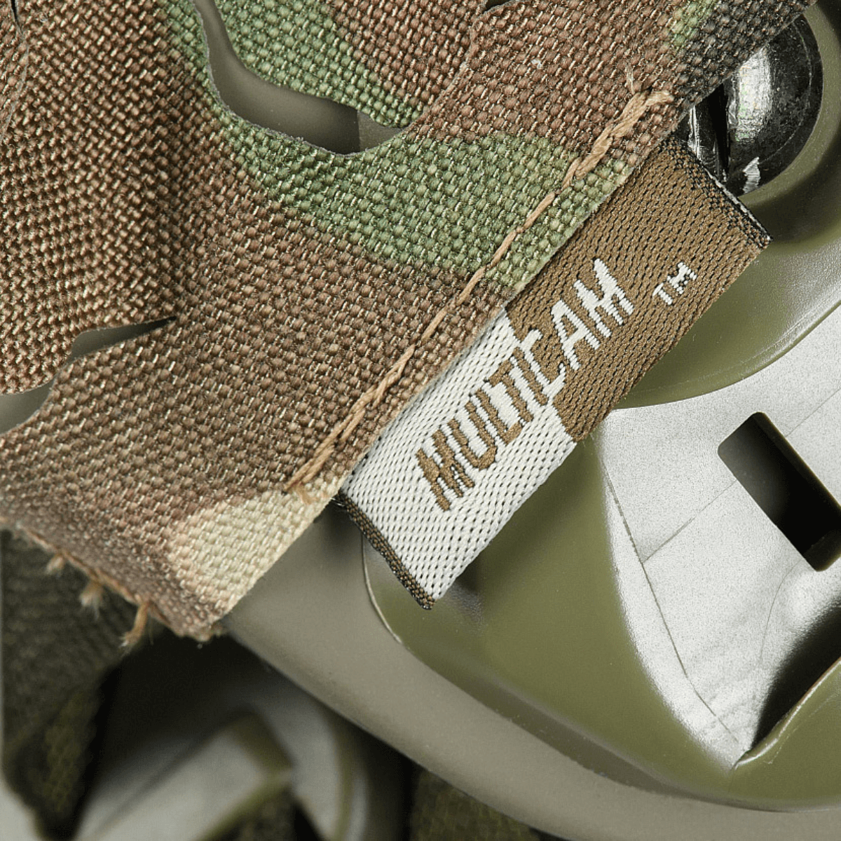 M‑Tac Vilha Hjelmcover FAST Multicam, valmistettu kulutusta kestävästä Cordura 500D:stä, suunniteltu kypärän naamiointiin ja suojaukseen.