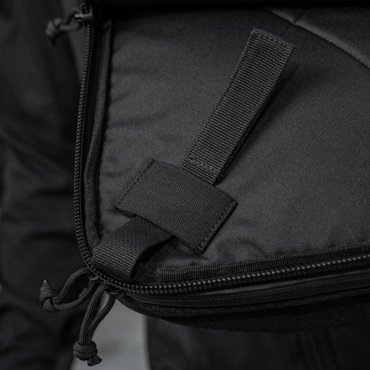 Yksityiskohta M-Tac Tablet Bag Laser Cut Hexistä vetoketjulla ja kahvalla, valmistettu Cordura-kankaasta.