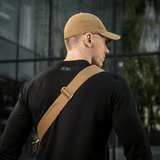 Mies mustassa paidassa ja beigessä lippiksessä nähtynä takaa, M-Tac Tablet Bag Laser Cut Hex vinosti olkapäällä.
