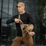 M-Tac Tablet Bag Laser Cut Hex käytössä nopeaa pääsyä ja piilotettua säilytystä varten, kantajana henkilö ulkoilmassa.