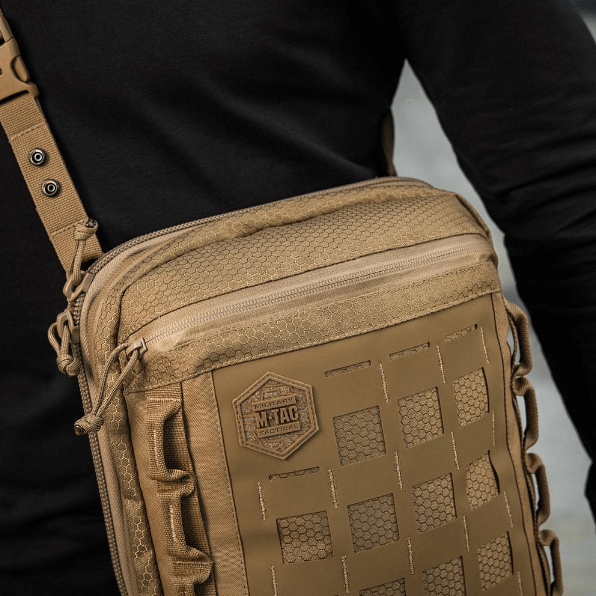 M-Tac Tablet Bag Laser Cut Hex, käytännöllinen EDC-laukku Cordurasta piilotetulla aseen lokerolla ja Laser Cut MOLLE:lla.