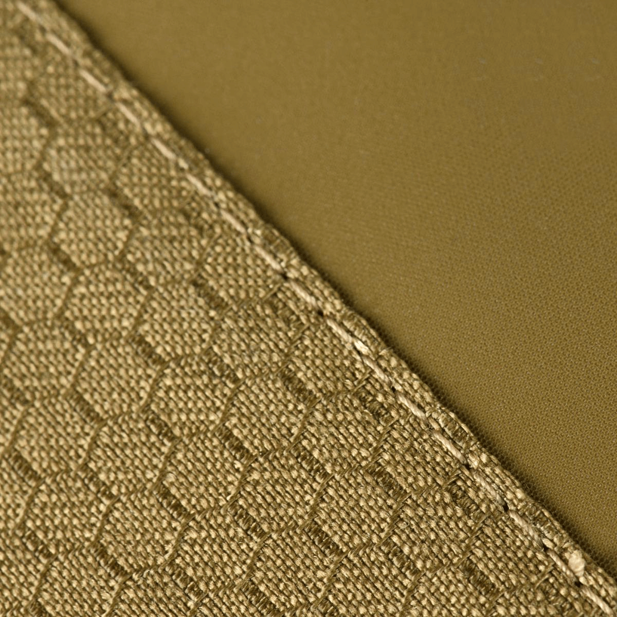 Yksityiskohta M-Tac Tablet Bag Laser Cut Hexistä Cordura Hex -materiaalissa beige värissä.