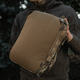 M-Tac Tablet Bag Laser Cut Hex Cordura-materiaalista ja Laser Cut MOLLE -järjestelmällä, ideaalinen EDC:hen ja piilotettuun kantoon, ulkona esitettynä.