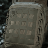 M-Tac Tablet Bag Laser Cut Hex Cordura-kankaasta Laser Cut MOLLE -muotoilulla, sopii EDC:hen, asiakirjoille ja tabletille, luonnollisessa ympäristössä.