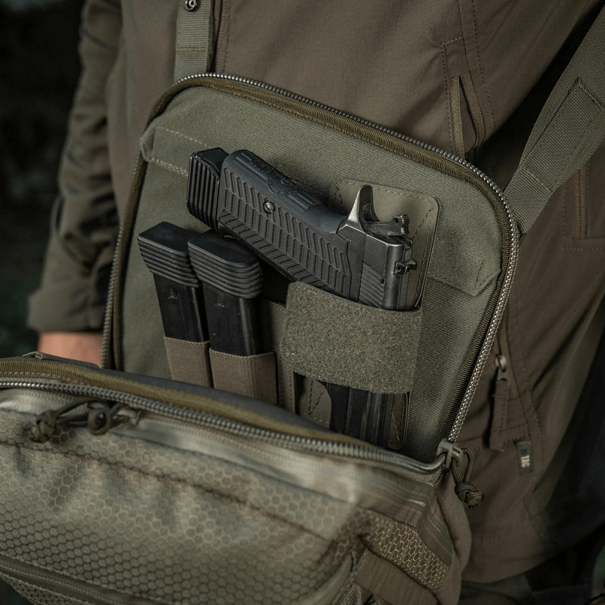 M-Tac Tablet Bag Laser Cut Hex piilotetulle asekotelolle ja nopeaan pääsyyn, valmistettu laadukkaista Cordura-materiaaleista.