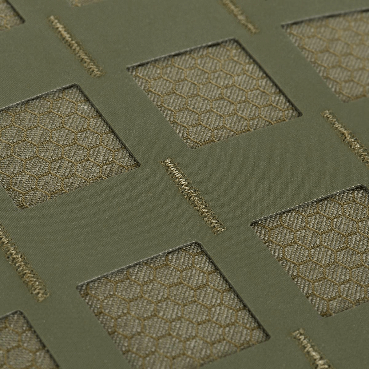 M-Tac Tablet Bag Laser Cut Hex kestävällä Cordura Hex -materiaalilla ja Laser Cut MOLLE -muotoilulla lisävarusteille.