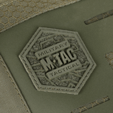 Lähikuva M-Tac Tablet Bag Laser Cut Hex -logosta kuusikulmiossa etupaneelissa, Cordura Hex -materiaalia oliivinvihreänä.