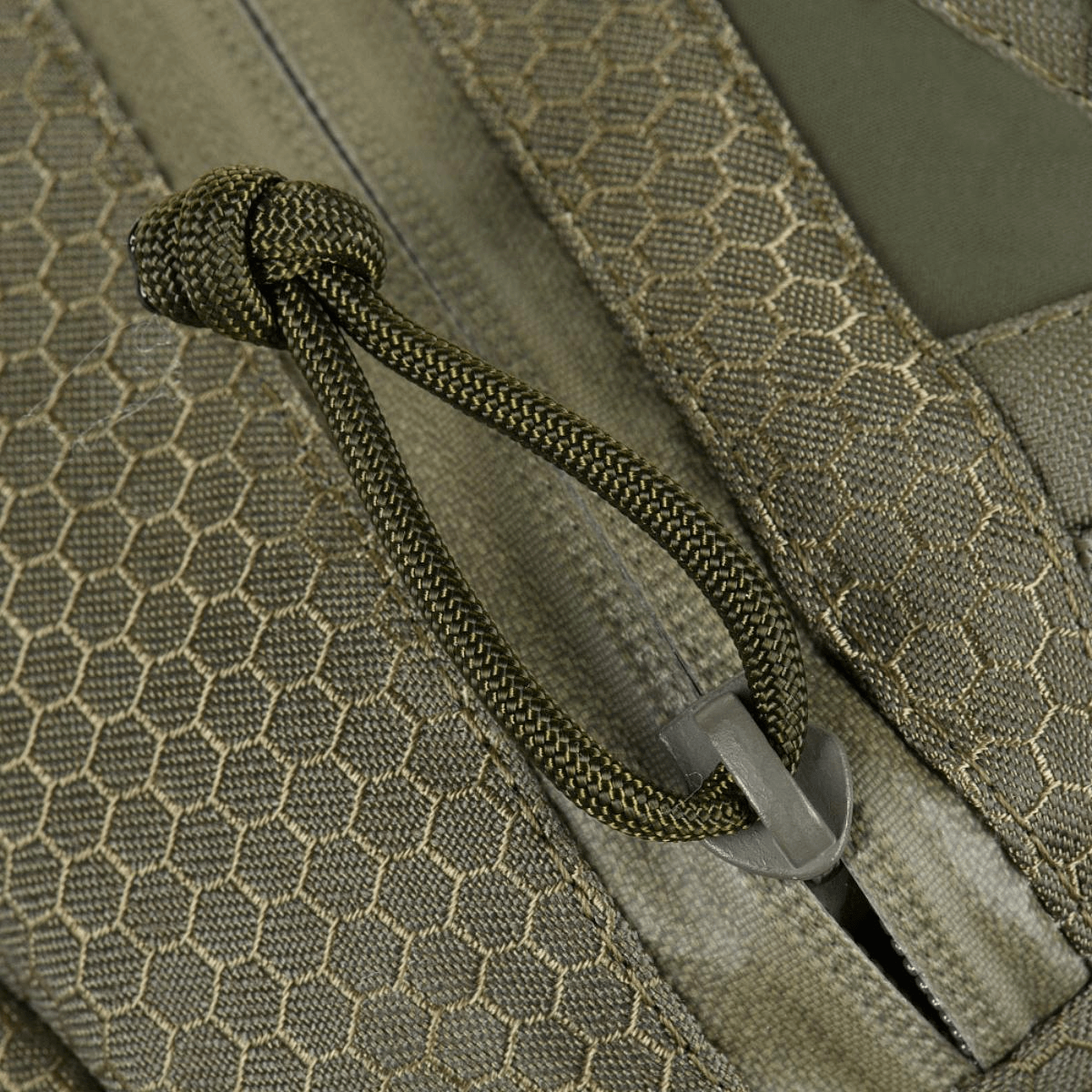 Lähikuva M-Tac Tablet Bag Laser Cut Hex -vetoketjun yksityiskohdista ja Cordura Hex -materiaalista.