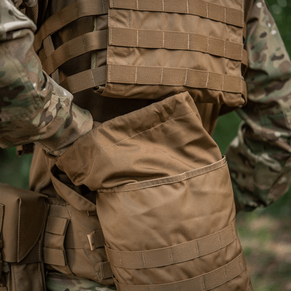 M-Tac Sukharka Gen.3 Pouch, kenttätasku Cordura 500D:llä ja MOLLE-interface, kantaja sotilasasussa.