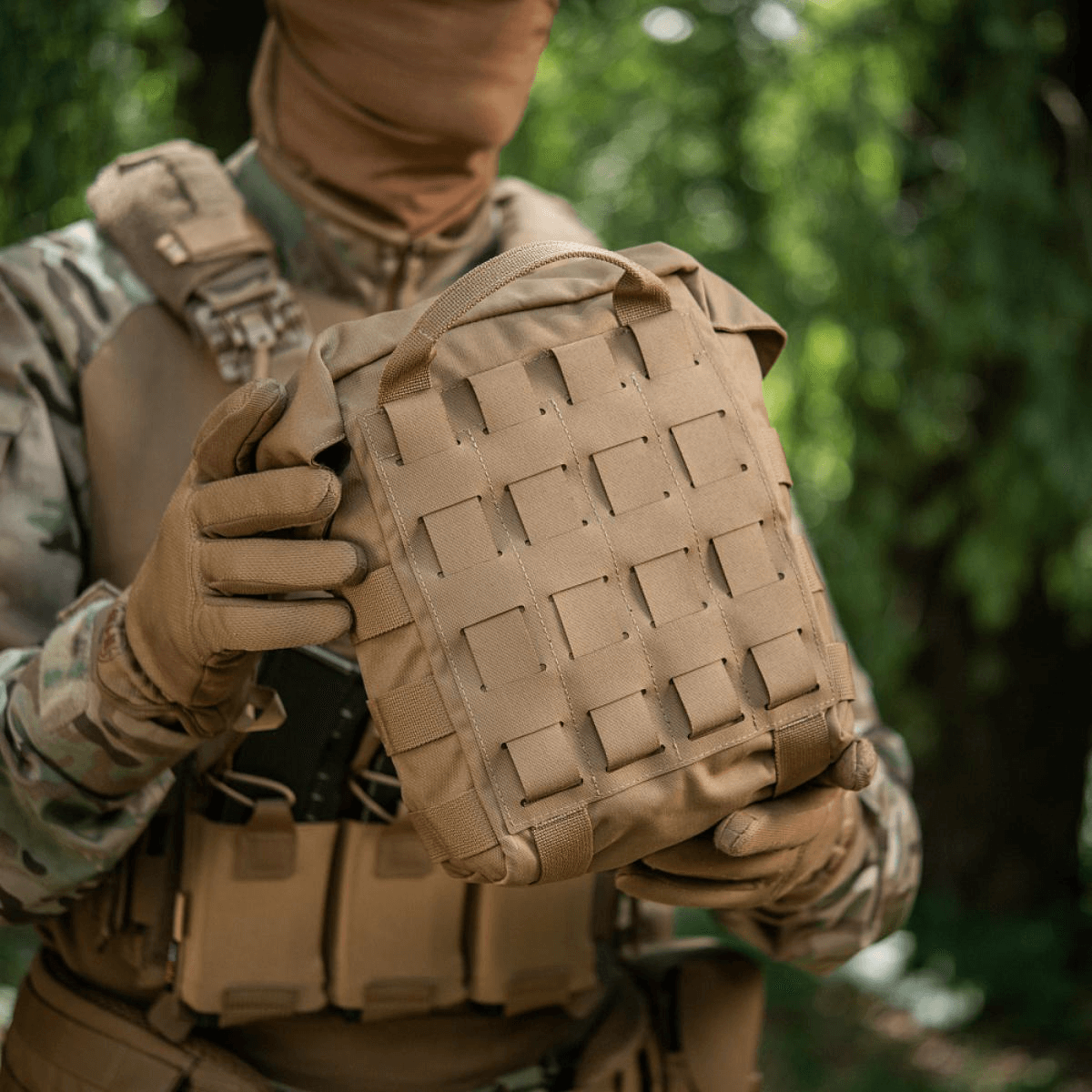 Sotilas pitää M-Tac Sukharka Gen.3 Pouchia, MOLLE-interface, valmistettu Cordura 500D:stä.