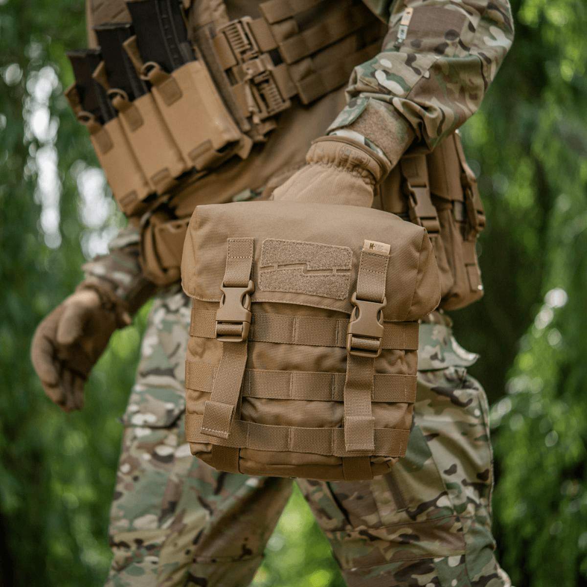 M-Tac Sukharka Gen.3 Pouch kiinnitetty sotilasvarusteeseen, Cordura 500D, fastex-lukko ja MOLLE-interface.