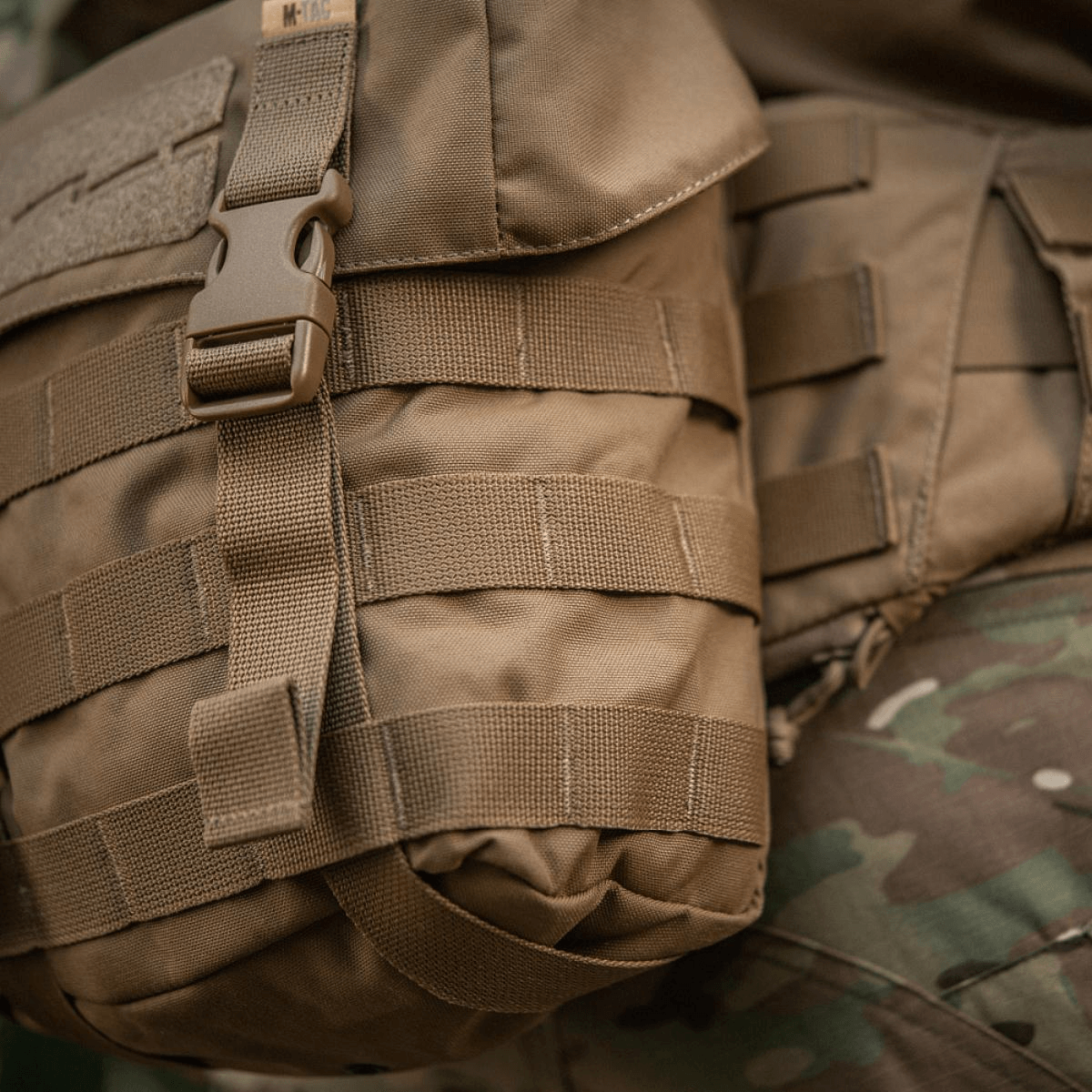 Robust M-Tac Sukharka Gen.3 Pouch, Cordura 500D, kiinnitetty kenttävarusteisiin MOLLE-interfacella.