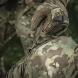 Sotilas maastossa M-Tac Sukharka Gen.3 Pouch kiinnitettynä, Cordura 500D näkyvissä.