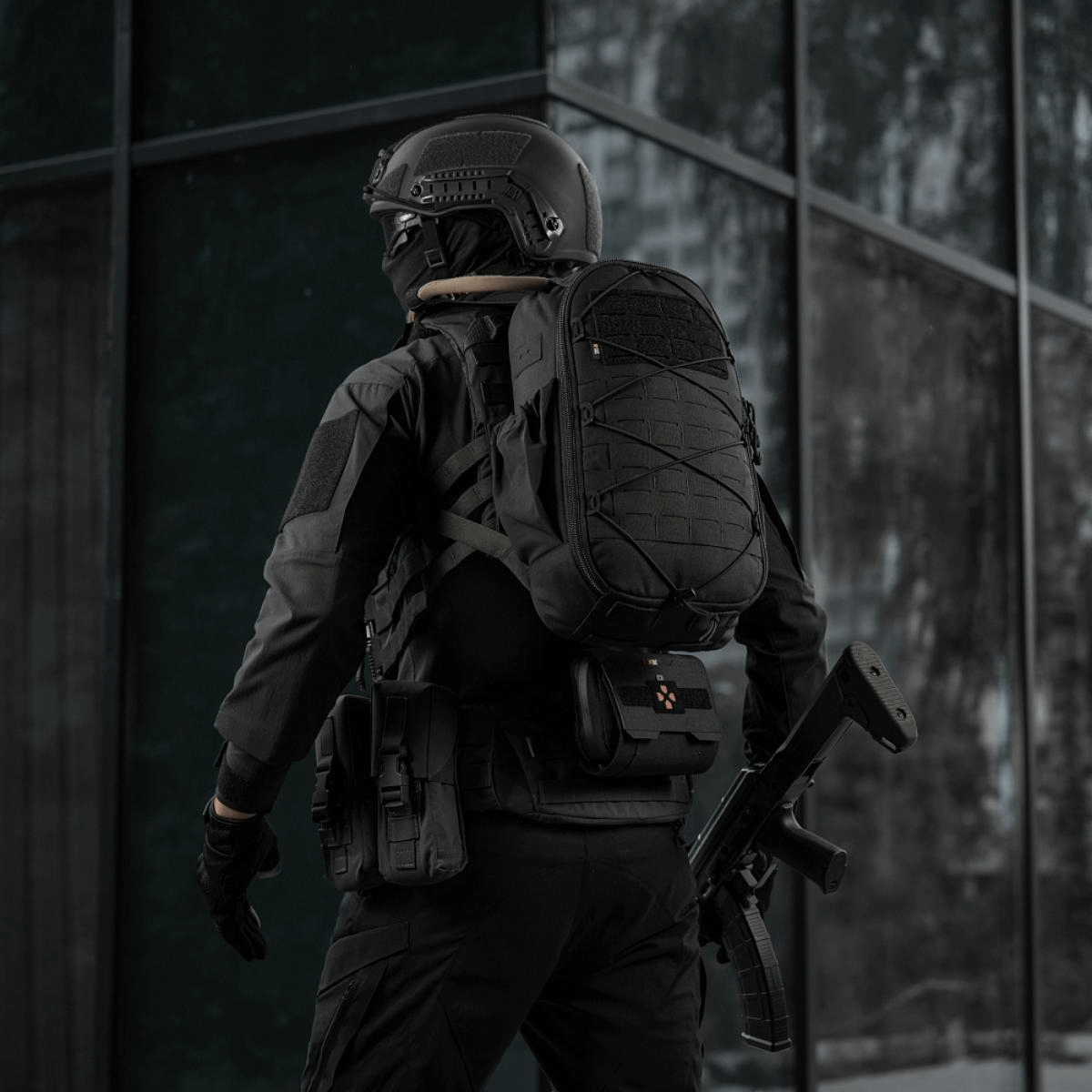 M-Tac STURM Elite -reppu toiminnassa, Cordura-materiaali ja laserleikattu MOLLE-paneeli. Sopii lyhytaikaisiin kenttäoloihin.