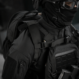 M-Tac STURM Elite -reppu henkilöllä taktillisissa vaatteissa, MOLLE Laser Cut -paneeli ja kestävä muotoilu lyhytaikaisiin kenttäoloihin.