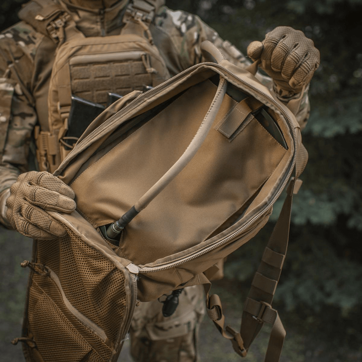 M-Tac STURM Elite -reppu avattuna, näkyvissä pääosa, käytännöllinen muotoilu ja Cordura-materiaalit, sopii lyhyille kenttäretkille.
