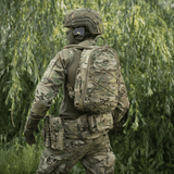 Sotilas pukeutuneena M-Tac STURM Elite -reppuun camo-tilanteessa.