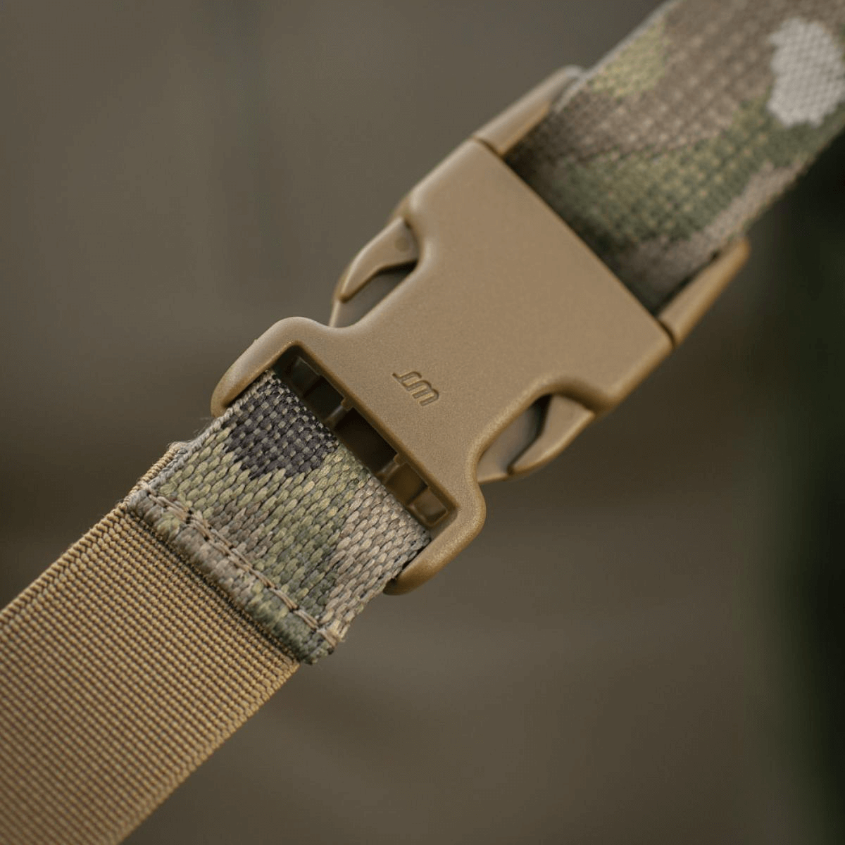 Lähikuva M-Tac STURM Elite -repun soljesta, valmistettu materiaalista, suunniteltu taktisiin käyttötarkoituksiin ja ulkokäyttöön.