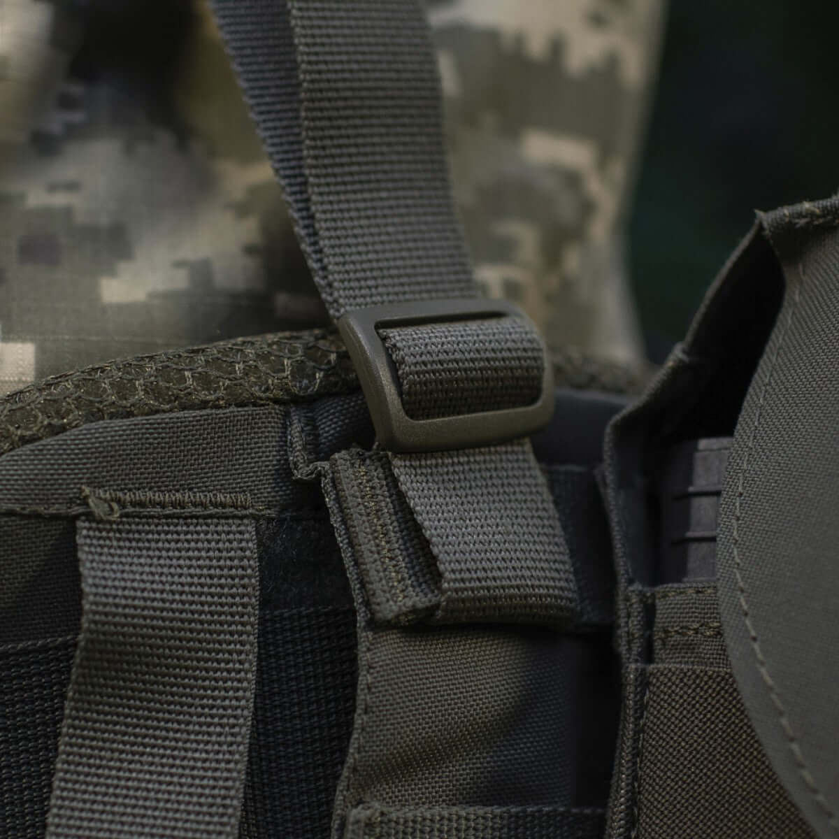 M-Tac olkahihnat taktiseen vyöhön Laser Cut tukevasta Cordura-materiaalista, NIJ-sertifiointi, näkyy galleria-asennossa 1 lähipotrettina soljesta ja hihnoista.
