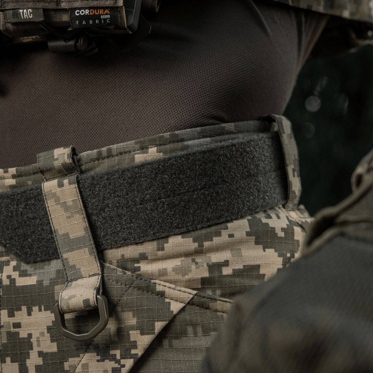 M‑Tac Internal Tiger -vyö Cordura 500D:stä, velcro-kiinnitys, sopii sotilaskäyttöön taktisen varustuksen kanssa, nähty maastopuvussa.