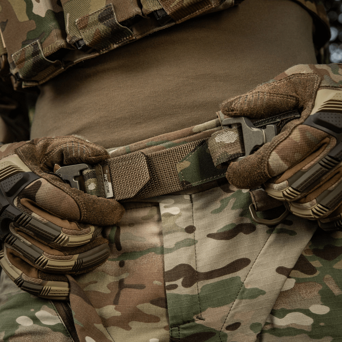 M-Tac Cobra Buckle taktinen vyö Laser Cut käytössä, henkilöllä camovaatteet ja hanskat.