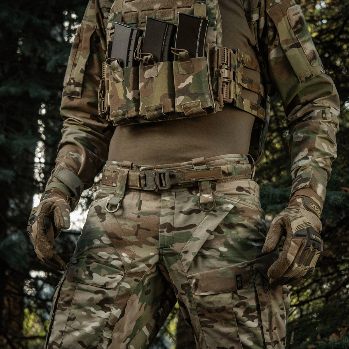 M-Tac Cobra Buckle taktinen vyö Laser Cut sotilasunivormun päällä metsässä.