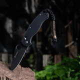 M-Tac Knife Lanyard Scandinavian paracord-lisä taskuveitsessä luonnon keskellä, tyyliä ja toimivuutta varten.