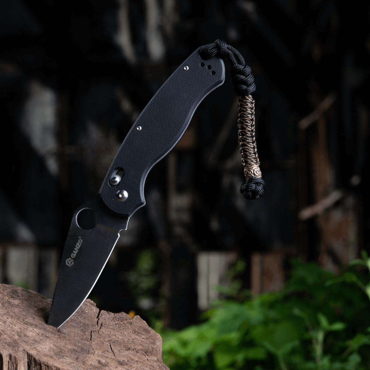 M-Tac Knife Lanyard Scandinavian paracord-lisä taskuveitsessä luonnon keskellä, tyyliä ja toimivuutta varten.