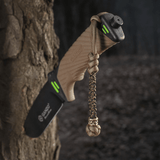 M-Tac Knife Lanyard Scandinavian Granule punottu paracord veitsessä metsätaustalla, ihanteellinen taskuveitsen personointiin.