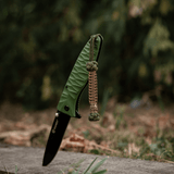 M-Tac Knife Lanyard Celtic, punottu paracord-lanka kiinnitetty vihreään veitsen, ulkoilmahenkinen ja käytännöllinen.