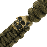 Yksityiskohta oliivinvihreästä M-Tac Loopy Snake Skull Lanyardista, punottu paracord ja koristeellinen metallinen pääkallo, veitselle ja varusteille.