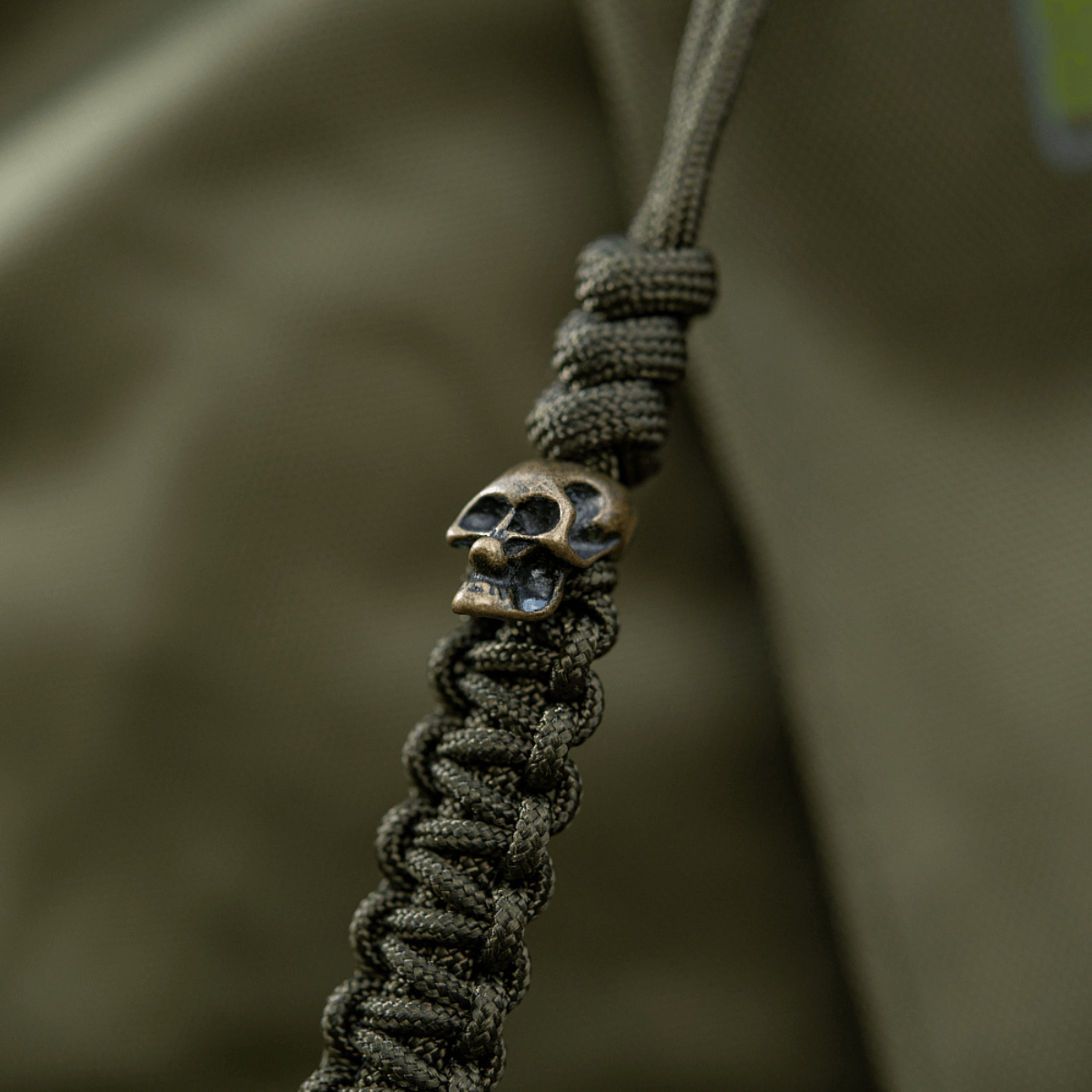 M-Tac Loopy Snake Skull Lanyard, paracordilla ja skull-riipuksella, kestävä ja joustava lisä veitsille ja varusteille.